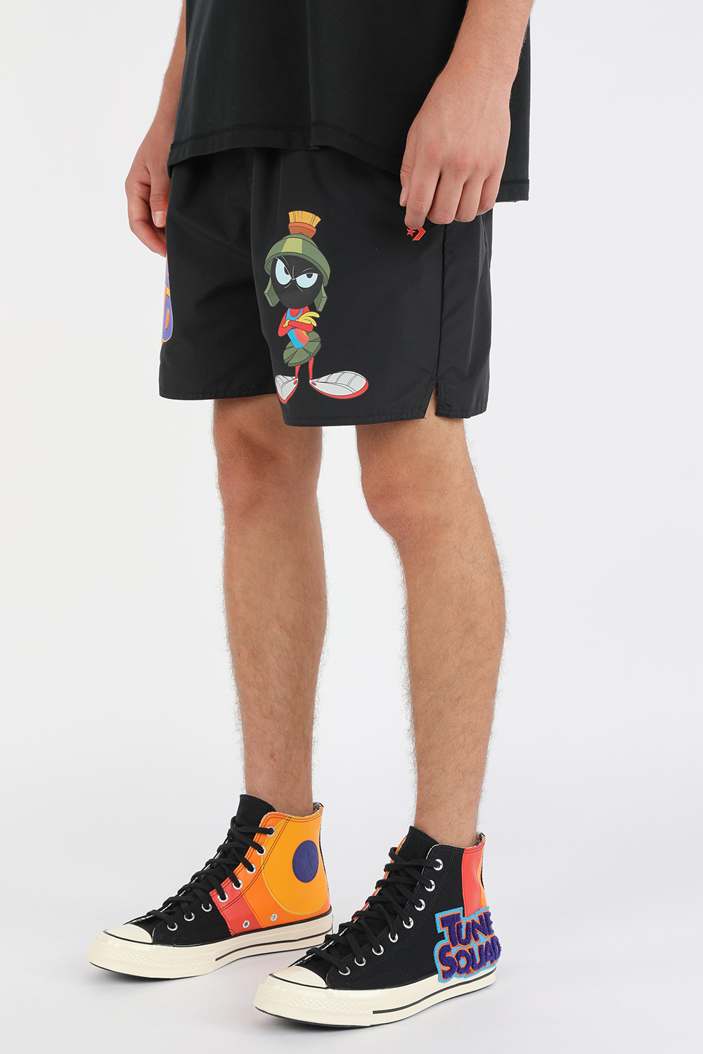 תמונת כל הלוק של Converse x Space Jam Chuck 70 in Multi Orange